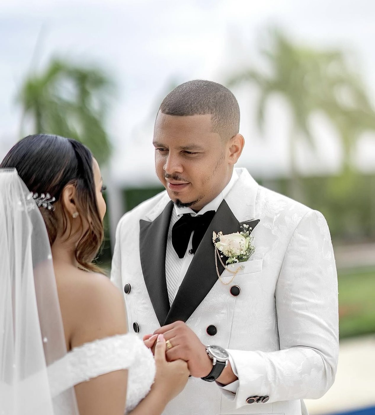 Linda et son époux dans un moment tendre le jour du mariage