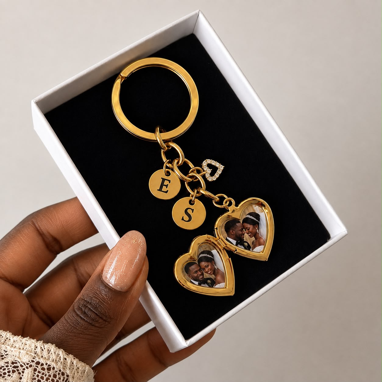 Porte-clés doré avec médaillon en cœur, personnalisé avec les photos des mariés