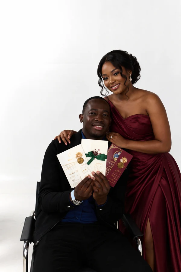 Le duo Zaanga Wedding présentant les invitations